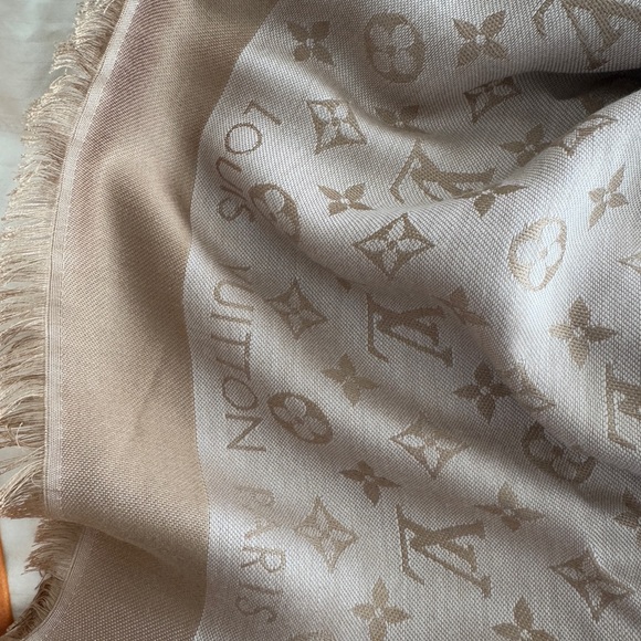 Louis Vuitton CLASSIQUE MONOGRAM
SHAWL - Picture 4 of 7